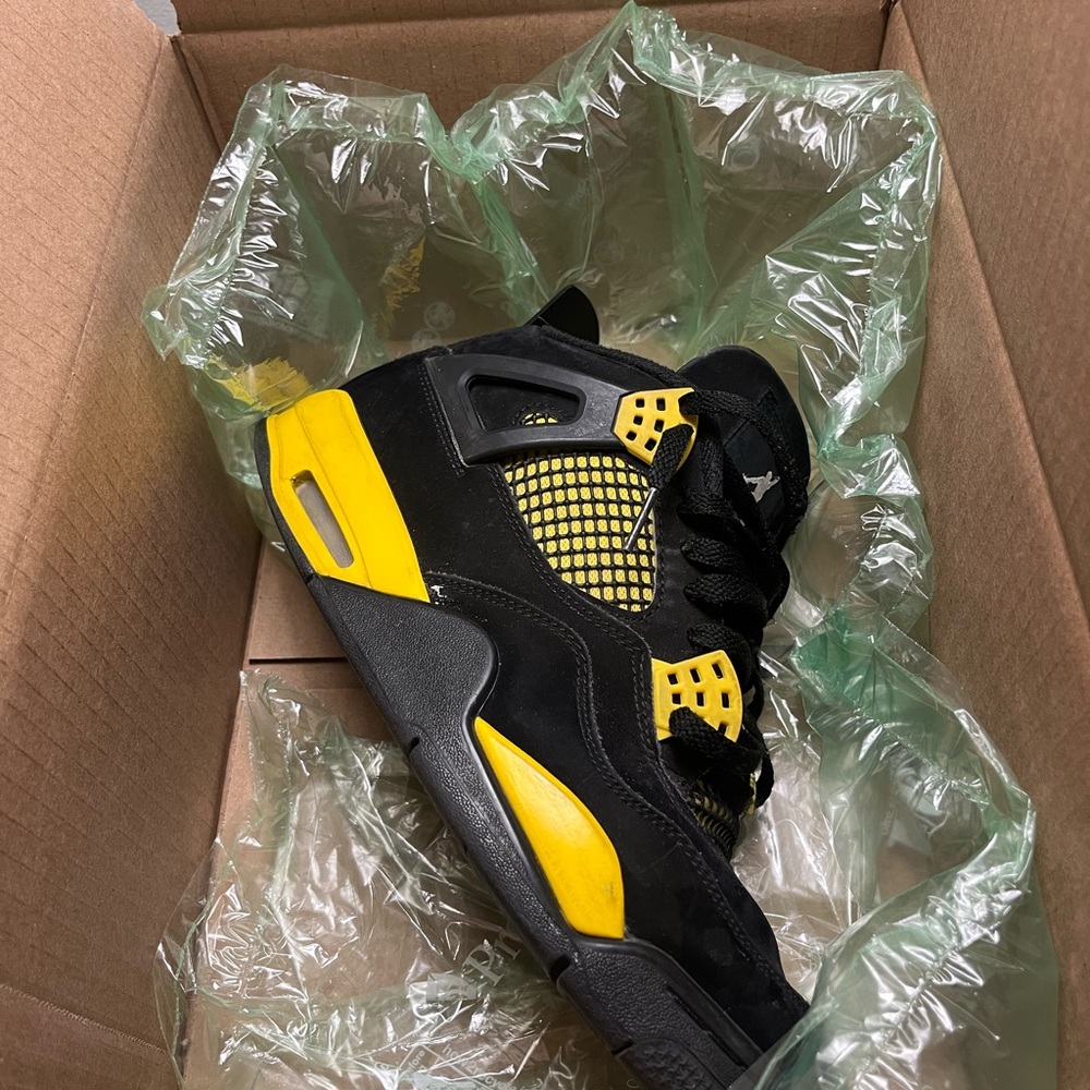 Jordan Men's Black and Yellow Retro Athletic Sneakers